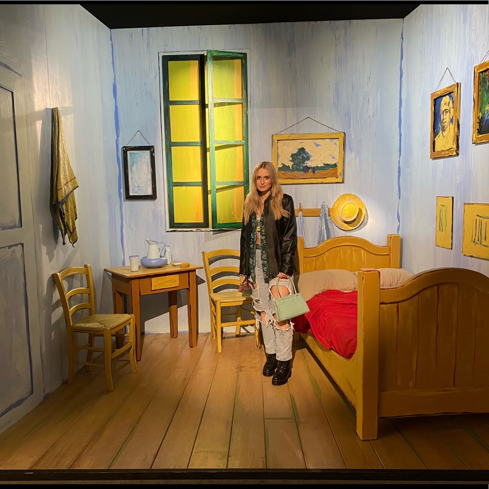 Meet your Posher, Julia - Picture 2 of 2